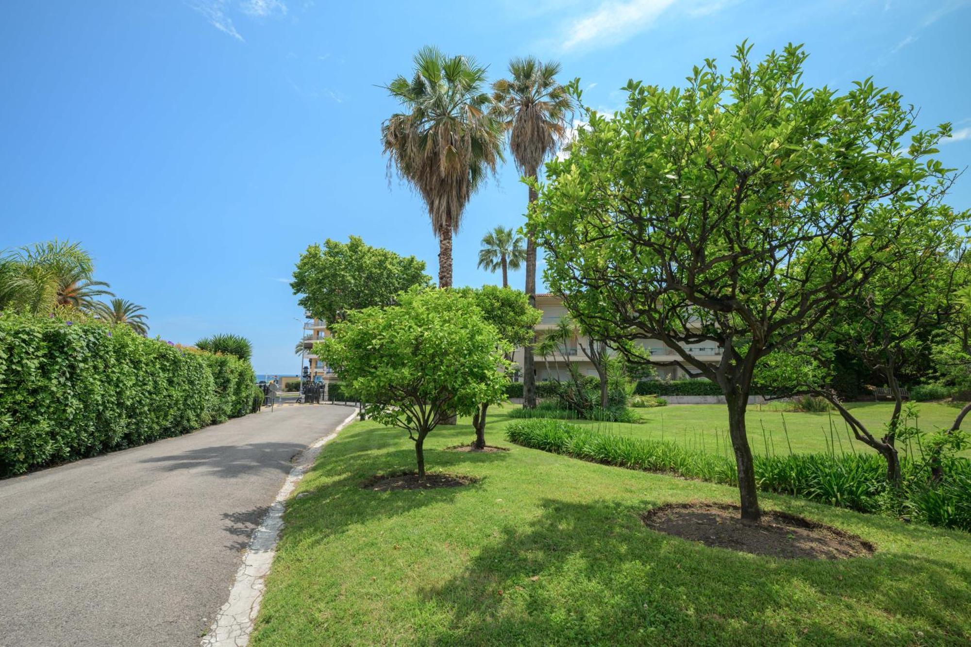 芒通Le Coq Tersling - Residential Parking - Ac - Sea View公寓 外观 照片